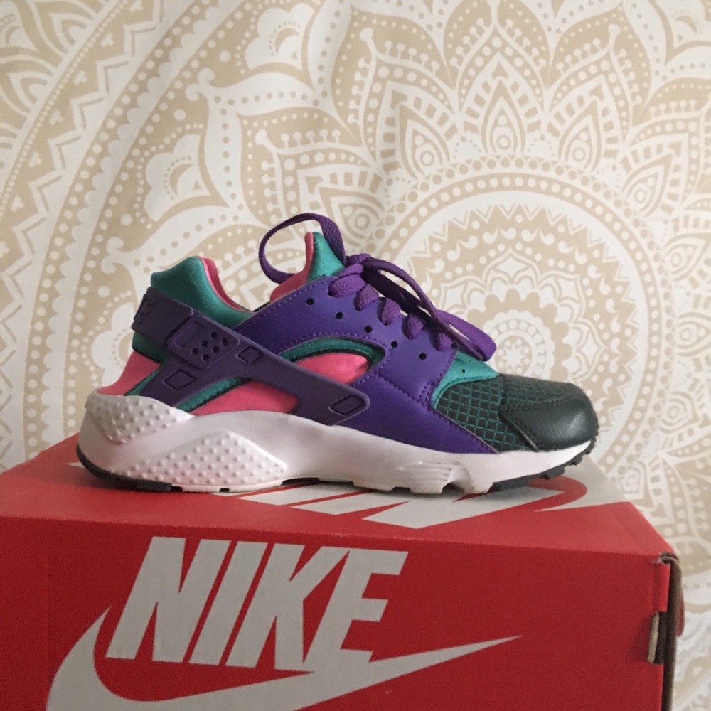 Nike - Picture 2 of 5
